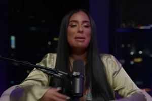 女主持：我还是处女 皮尔斯：你说啥？你都是老女人了好吧！