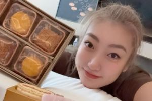 李梦晒照：中秋团圆节 天涯共此时…… 祝大家中秋快乐！