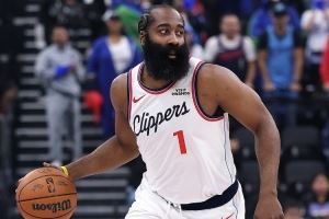 不容易！哈登突破上篮打破个人下半场得分荒 此前已6投不中